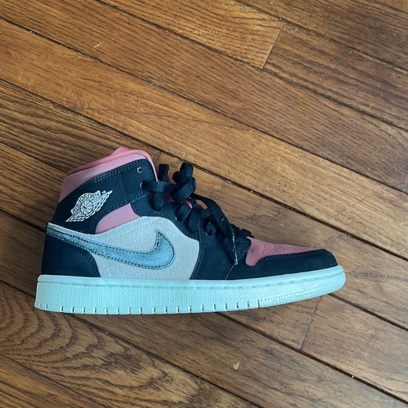 Air Jordan 1 Mid - Picture 2 of 8